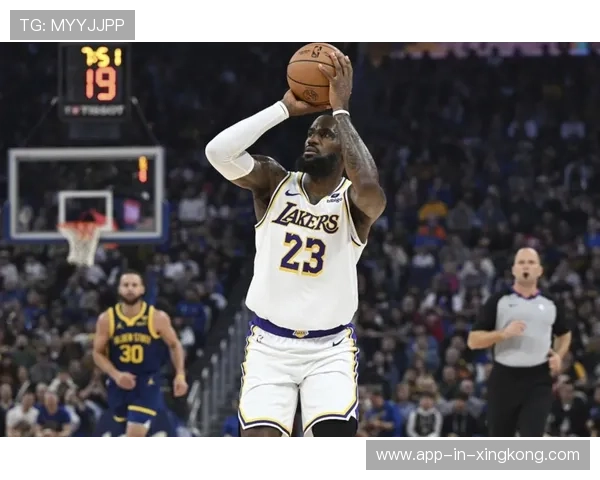 詹姆斯关键篮板+助攻，湖人逆转上演绝杀